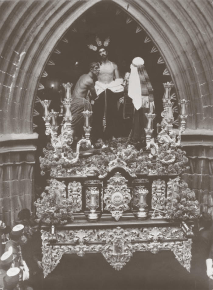 Domingo de Ramos 8 de abril de 1979. Sobre las 18:00h, el paso de misterio de la Hermandad de Jesús Despojado inicia el retorno desde la iglesia de San Esteban hasta su entonces sede canónica, la parroquia de San Bartolomé, después de ver frustrada su estación de penitencia por culpa de la lluvia.