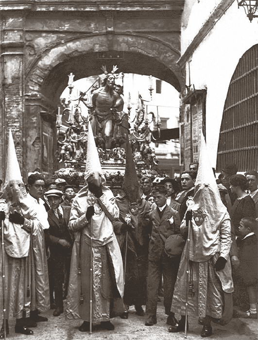 Entrando en Plaza Nueva atardeciendo el Jueves Santo de 1965, vemos el paso de misterio de la Columna y Azotes, con la añeja Imagen del Señor que realizó Amaro Vázquez. Fotografía: ABC.