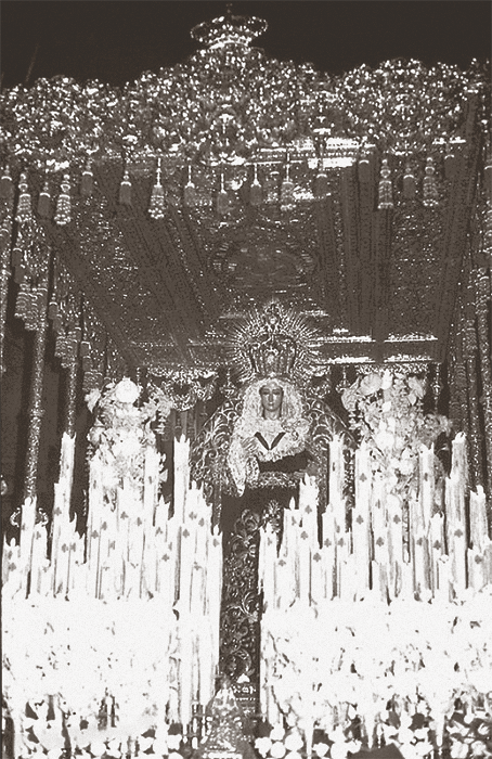 Con su antigua estética procesional, bajo su palio de plata, vemos a la Virgen de la Cabeza. 1985.