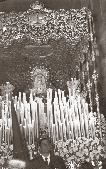 Madre de Dios de la Palma en una noche de Miercoles Santo, cobijada bajo su espléndido palio de Rodriguez Ojeda. Mediados de años cincuenta.