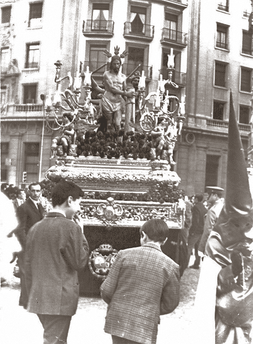 Entrando en Plaza Nueva atardeciendo el Jueves Santo de 1965, vemos el paso de misterio de la Columna y Azotes, con la añeja Imagen del Señor que realizó Amaro Vázquez. Fotografía: ABC.