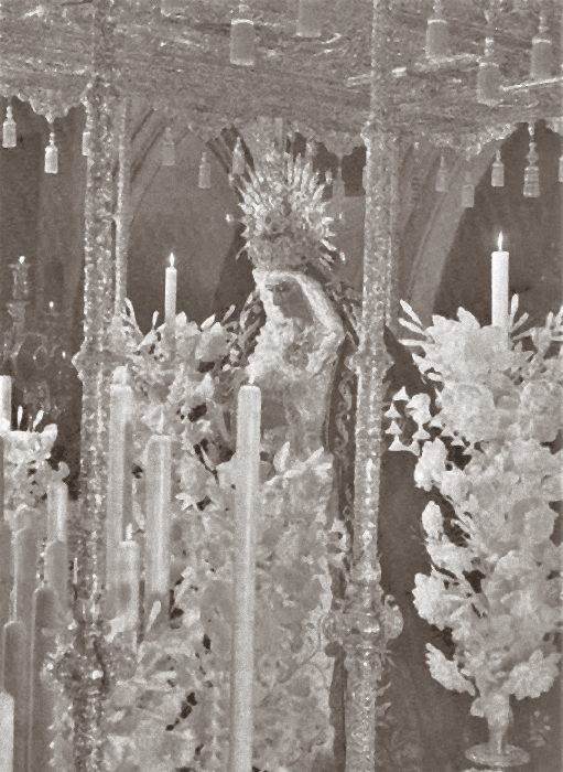 En fotografía del año 1968 vemos a la Virgen de la Cabeza estrenando su famoso palio de plata. Fotografía: Hermandad de las Siete Palabras.