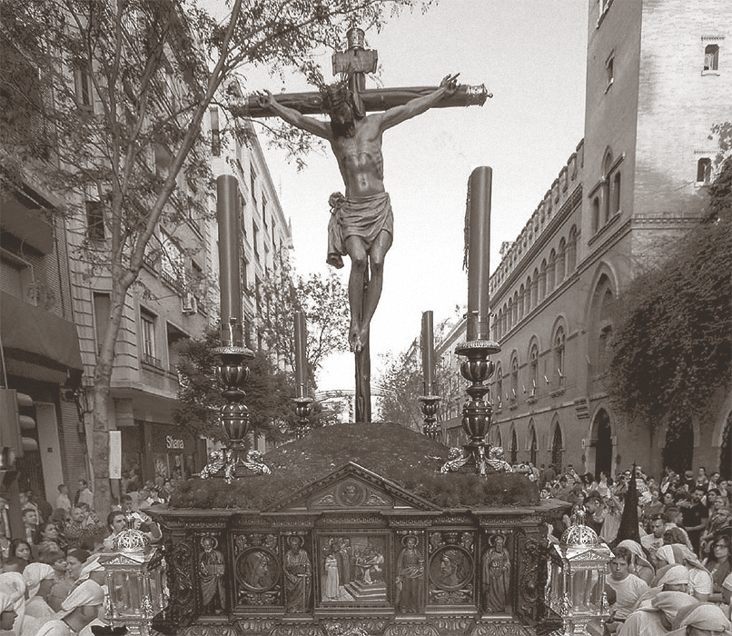 El paso de su magno Crucificado por la Calle Laraña y se dispone a revirar hacia Orfila, camino de la Carrera Oficial. Fotografía: Boletin de la hermandad.