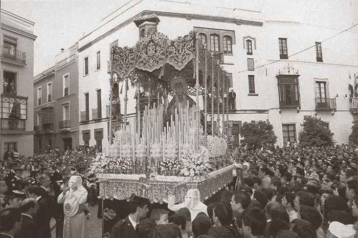 Multitud de personas rodean el paso de palio de la Candelaria en 1999. Fotografía: ABC.