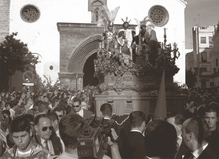 Sobre su entonces nuevo canasto aún sin tallar vemos al paso de misterio de la Cofradía del Carmen Doloroso tras salir desde Omnium Sanctorum en el año 2001. Fotografía: ABC. Pepe Ortega.