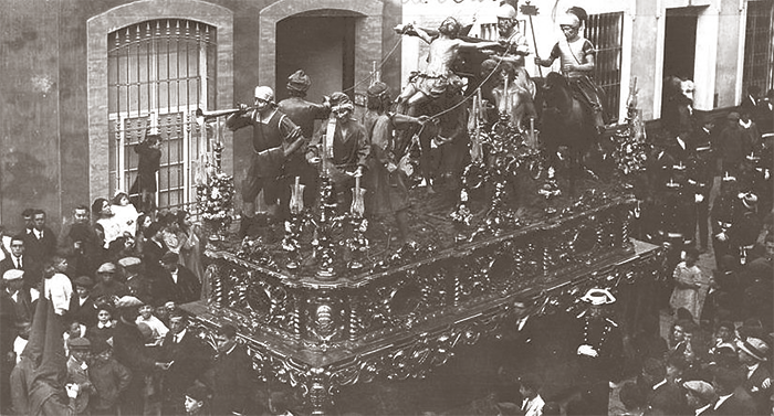 El famoso «Sayón de la trompeta», en el paso de misterio de La Exaltación nos llega por la Calle Gerona en la tarde del Jueves Santo de 1922.