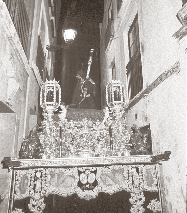 Por la estrechez de Placentines, el Señor de las Penas de San Vicente avanza ya con su nueva Cruz de Carey, estrenada hacía pocos años, en la noche de un Lunes Santo de los años setenta. Fotografía: Jesús Martín Cartaya.