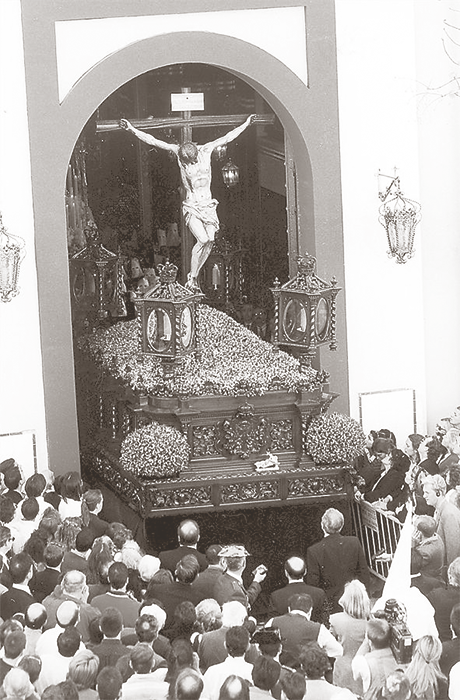 Salida del Cristo de La Fundación de la Hermandad de Los Negritos, realizado en 1622. Fotografía: ABC. Nieves Sanz.