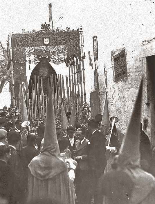 Por la Calle Caballerizas vemos al paso de palio de la Virgen de los Desamparados en la tarde del Martes Santo de 1929.