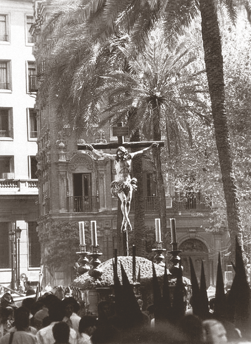 El Cristo de la Sed, sobre su antiguo paso de caoba con hachones, en esta fotografía de en torno a 1980.