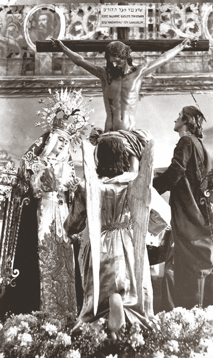 El paso de misterio del Cristo de las Aguas, ya con el actual Crucificado de Illanes acompañado de la Virgen del Mayor Dolor, San Juan y el Ángel se nos muestra en el interior del templo de San Bartolomé aún sobre su antiguo paso de madera oscura que Guillermo Muñiz realizara en 1929.