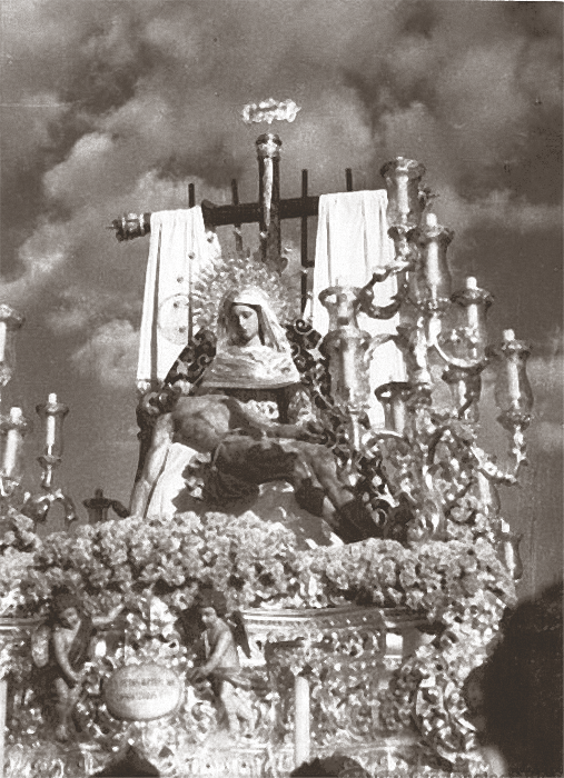 La Virgen de la Piedad y el Cristo de la Misericordia que acaban de salir de la Capilla del Baratillo.