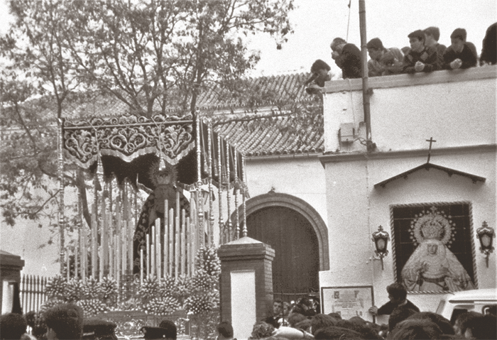 Terminando de salir desde la Parroquia de San Sebastián, por las obras en su Templo, vemos el paso de palio de la Virgen de los Dolores del Cerro del Águila en la tarde del Martes Santo de 1991.