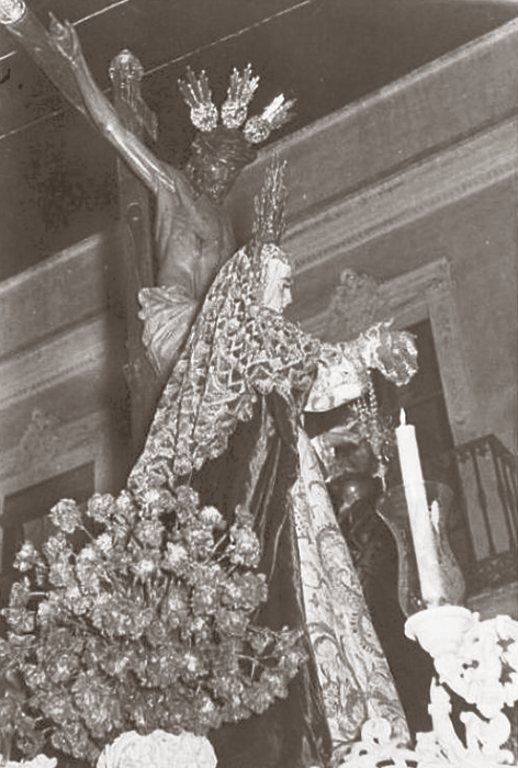 La Virgen del Buen Fin de la hermandad de La Lanzada. a los pies del Crucificado.