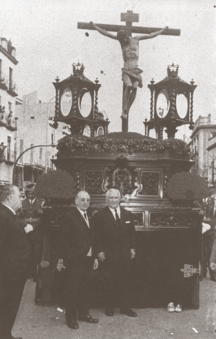 Salvador Dorado «El Paitente» y Luis Rivas posando ante el paso del Cristo de la Fundación de la Cofradía de los Negritos. Fotografía: ABC.