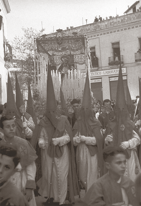 Izquierda: La Virgen de los Desamparados, de la Cofradía de San Esteban, bajo su antiguo palio de malla que había sido de Montserrat y que llevó hasta que ya en los años cincuenta estrenase el que le realizara Carrasquilla. De mediados los años cuarenta.