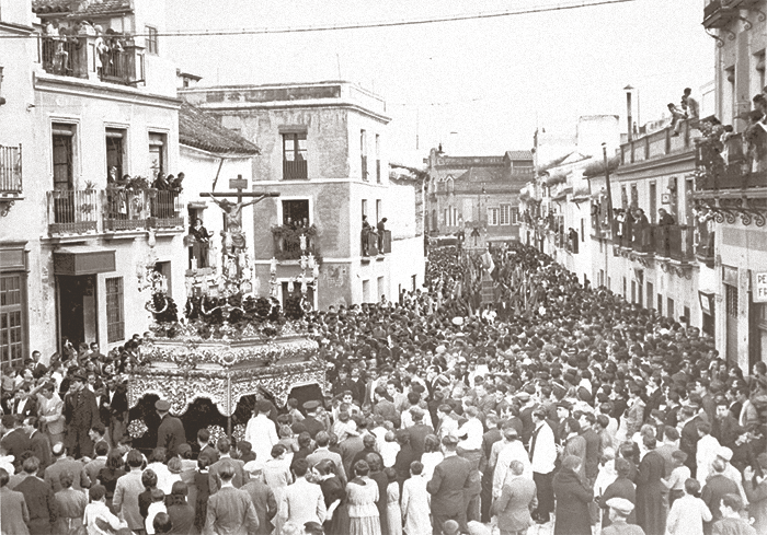 La cofradía de San Bernardo a su paso por la calle Ancha. 1936. Fotografía: ABC. Olmedo.