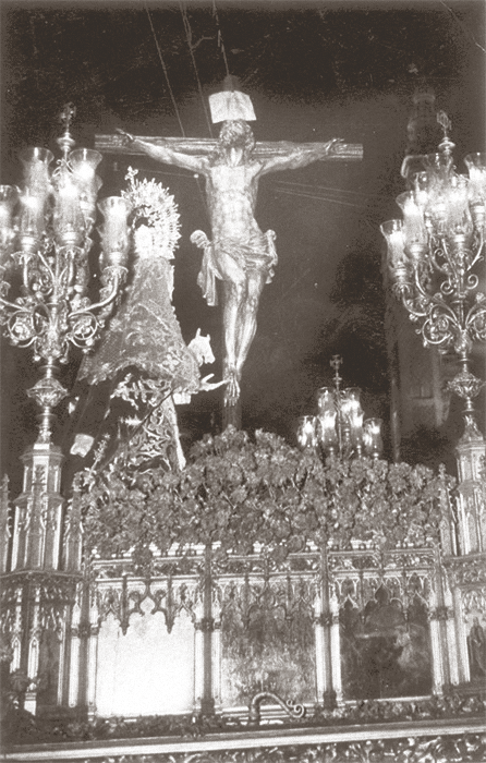 El paso del Cristo de la Misericordias de Santa Cruz, en 1961. Fotografía: ABC. Serrano.