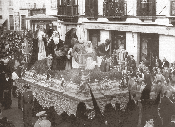 Misterio de Santa Marta por la Plaza del Duque a la altura de la desaparecida «Casa Kodak». Años cincuenta.