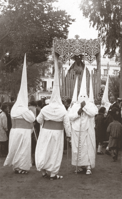 La Cofradía de la Candelaria se pone por tercera vez en la calle, sacando por primera vez la Dolorosa que acababa de realizar Manuel Galiano Delgado. Martes Santo, 15 de Abril de 1924.