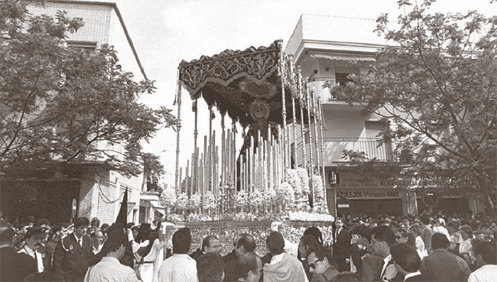 La Virgen de los Dolores del Cerro marcha hacia la Carrera Oficial en las primeras horas de la tarde del Martes Santo de 1994.