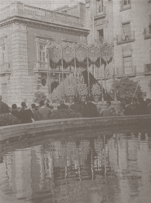 Palio de María Santísima de La Angustia por la Puerta Jerez, 1967. Fotografía: Gelán (Hdad. Estudiantes).