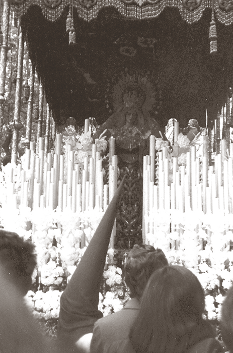 Con entonces velas rizás entre su candelería, vemos al paso de palio de la Virgen de las Lágrimas. De mediados los años setenta.