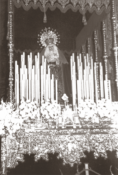 La Virgen del Buen Fin bajo su palio gótico en esta fotografía de mediados de los setenta. Poco antes de una de sus primeras salidas como segundo paso de la Cofradía de la Lanzada.