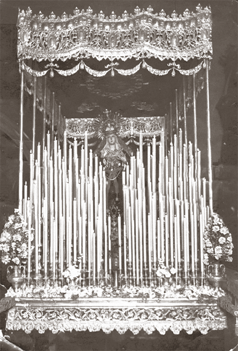 La Virgen de los Dolores, de las Penas de San Vicente, bajo su plateado palio y con su candelería encendida, en un Lunes Santo de 1929.