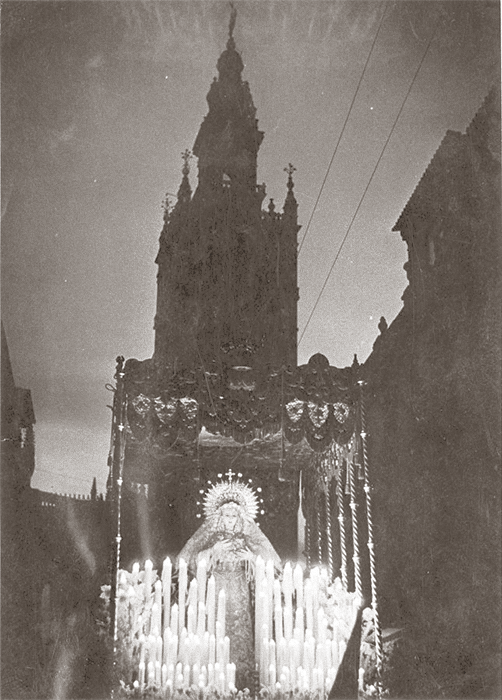 Nuestra Señora de Los Ángeles de la Hermandad de Los Negritos con la Giralda al fondo en 1959. Fotografía: Luis Arenas.