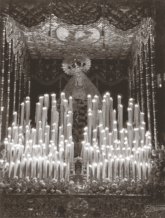 En su paso de palio y con sus cruces de San Andrés por delante, vemos a la Virgen de Regla.