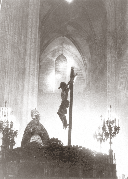 Hermandad de Santa Cruz dentro de la Catedral en 1979. Fotografía: ABC. Infantes.