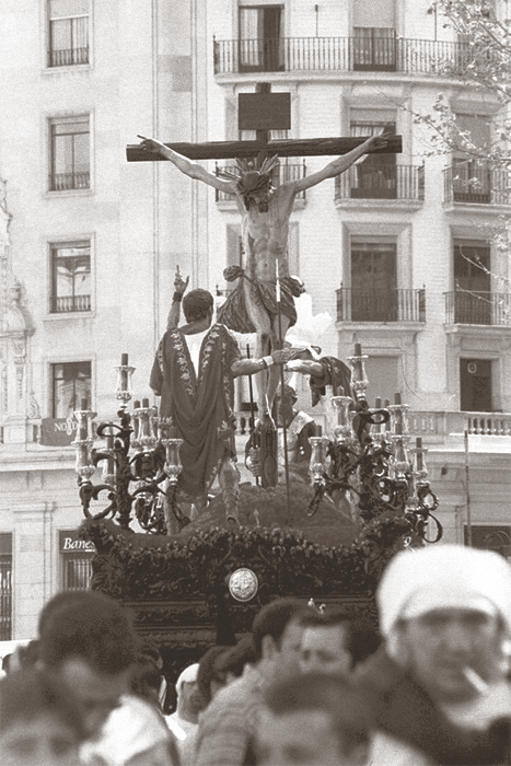 Por la Plaza Nueva y desde el Cerro del Águila nos viene el Cristo del Desamparo y Abandono en la tarde del Martes Santo de 1999.