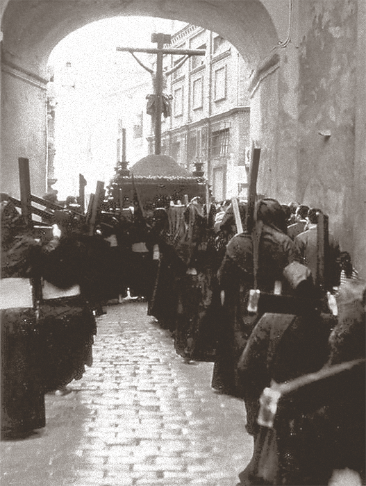 Paso de la Hermandad de los Estudiantes por el Arco del Postigo en 1929. Fotografía: ABC. José Morales.