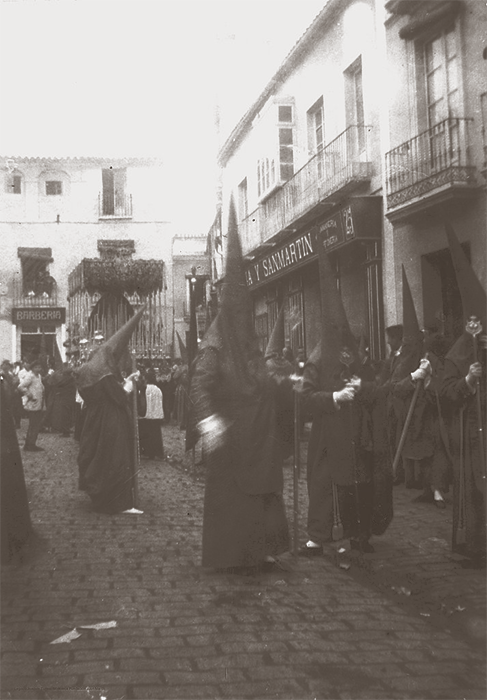 La Virgen de las Lágrimas, a la que vemos bajo su palio de Ojeda en esta añeja foto de la década de 1910.