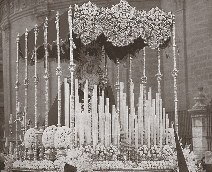 Tarde del Martes Santo de 1989: Por la Plaza Virgen de los Reyes vemos al paso de palio de María Santísima de Gracia y Amparo.