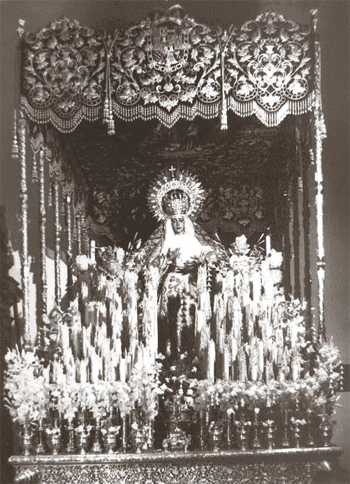 La Virgen del Refugio sobre su paso de palio en los años setenta, tras haber hecho estación de penitencia. Fotografía: Haretón.