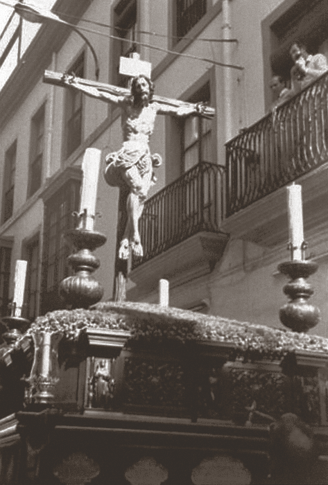 El Cristo de la Sed, sobre su antiguo paso, marcha en la soleada tarde del Miércoles Santo de 1979 a realizar su primera estación de penitencia a la Santa Iglesia Catedral.