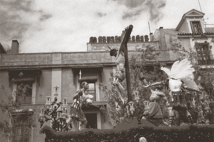 El misterio de la Cofradía del Cerro del Águila, presidido por el Cristo del Desamparo y Abandono, en una tarde de Martes Santo de los años noventa.