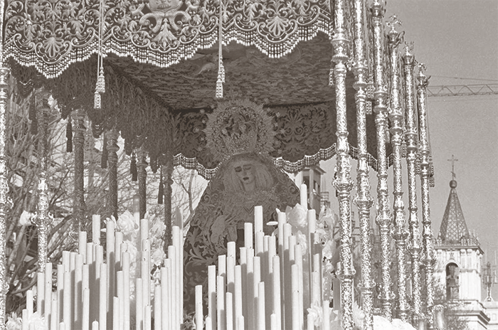 Por su vieja Calle Oriente vemos cómo nos llega el paso de palio de la Virgen de la Encarnación en la tarde del Martes Santo del año 1999, a poco de salir de su templo de San Benito. Fotografía: ABC.