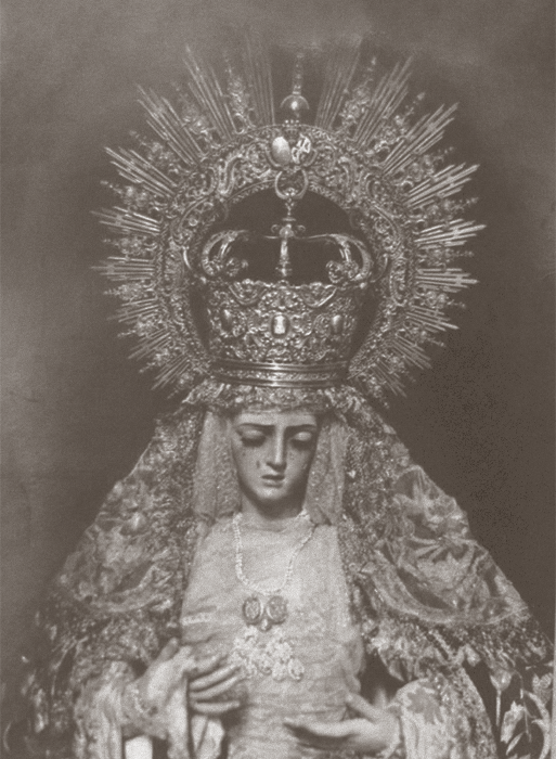 La desaparecida Virgen del Refugio, también quemada en la jornada del 18 de julio, era de autor desconocido. Como muestra la imagen, tomada de una fotografía de la Hermandad, es una Dolorosa característica del siglo XVIII.