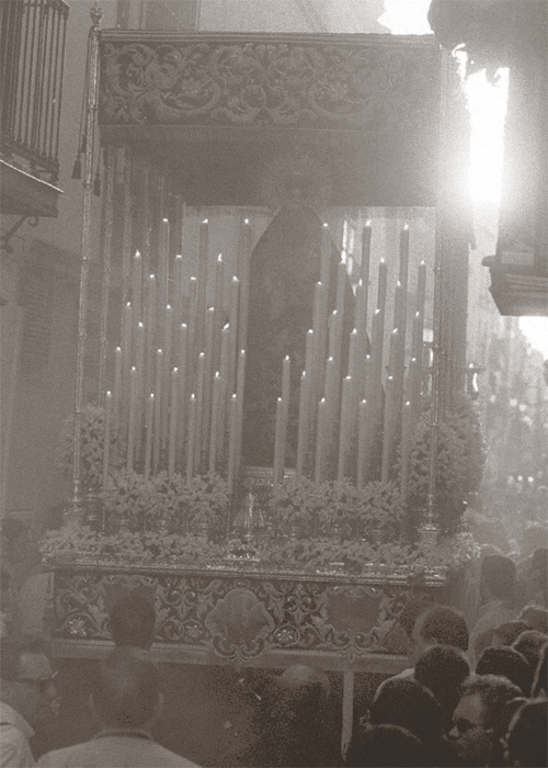 La Virgen de las Tristezas nos vienen por la Calle San Vicente en la soleada tarde del Lunes Santo del año 2001. Foto: ABC.