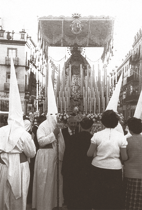 Bajo su añejo palio de malla, vemos a la Virgen de la Salud de San Gonzalo una tarde de Lunes Santo de finales de los años cincuenta.