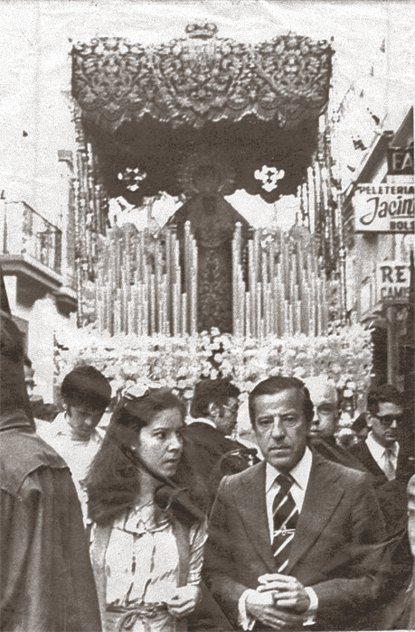 El torero Manolo Vázquez frente al palio de María Santísima del Refugio en 1978. Fotografía: ABC.