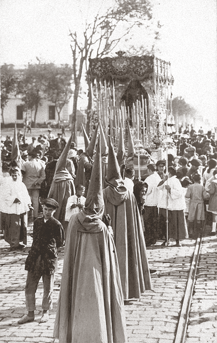 La Virgen del Refugio, bajo su antiguo palio, discurriendo hacia la Puerta de la Carne, cuando aún estaba sin construirse el Puente de los Bomberos.