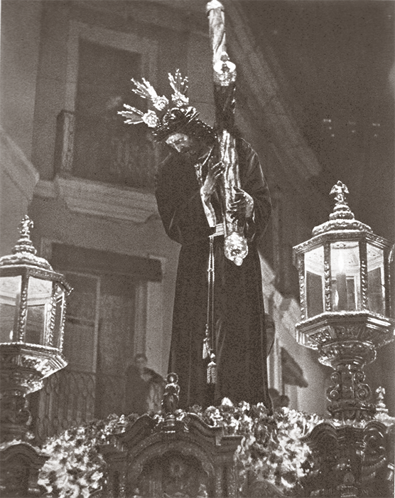 Jesús de la Pasión acaba de salir de su templo en la tarde del Jueves Santo. Fotografía: Luis Arenas.