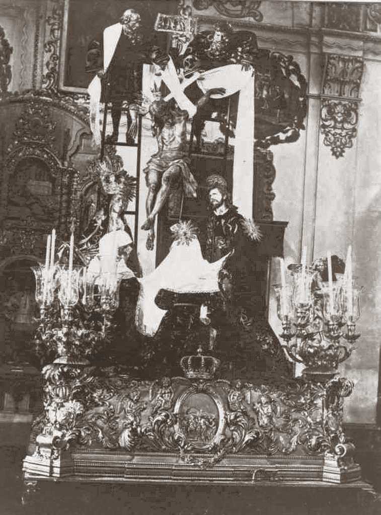 Fotografía de finales del XIX al misterio del Sagrado Descendimiento y Quinta Angustia de María Santísima sobre su antiguo paso