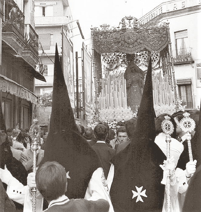 La Virgen del Rosario de Montensión por Amor de Dios, en un Jueves Santo de 1975.