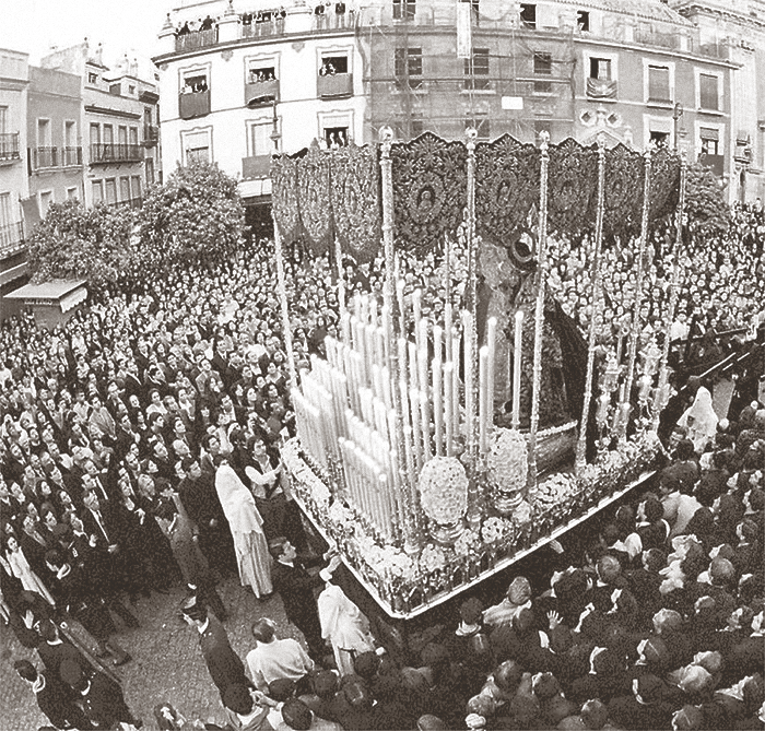 El palio de Nuestra Madre y Señora de la Merced de Pasión lució de forma espectacular, como es habitual, en 1999. Fotografía: ABC. Díaz Japón.