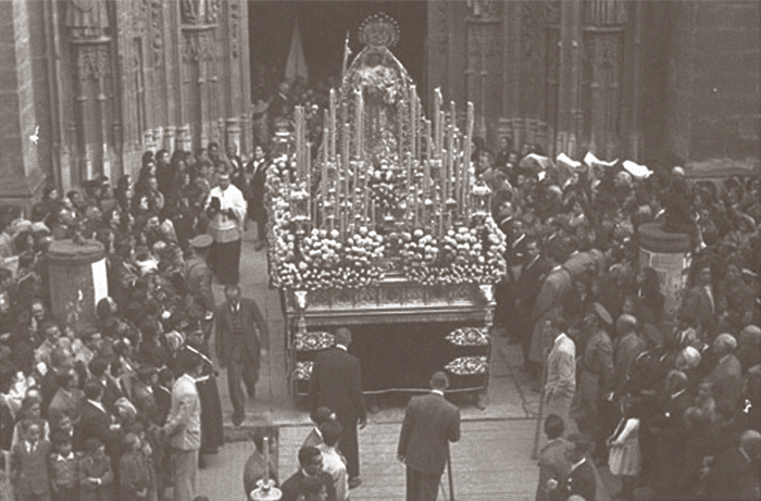 Virgen del Valle en 1946. Actos de proclamación de la Virgen de los Reyes como Patrona de Sevilla. Postal que se repitió el pasado 2022. Fotografía: Hdad. del Valle.